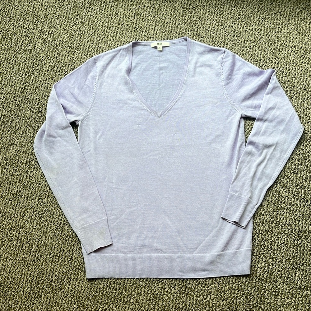 COPY - Uniqlo lavender wool v-neck sweater - size medium